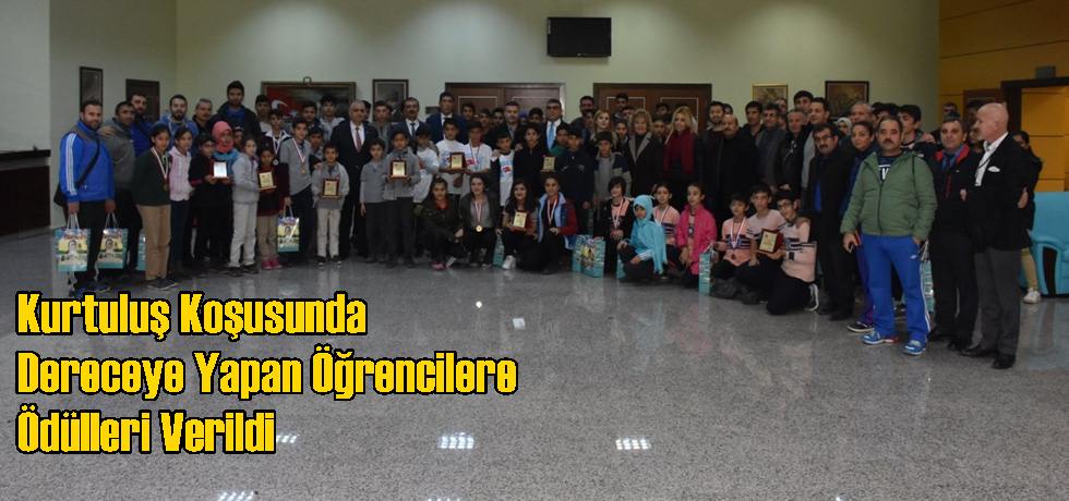 Kurtuluş Koşusunda Dereceye Yapan Öğrencilere Ödülleri Verildi